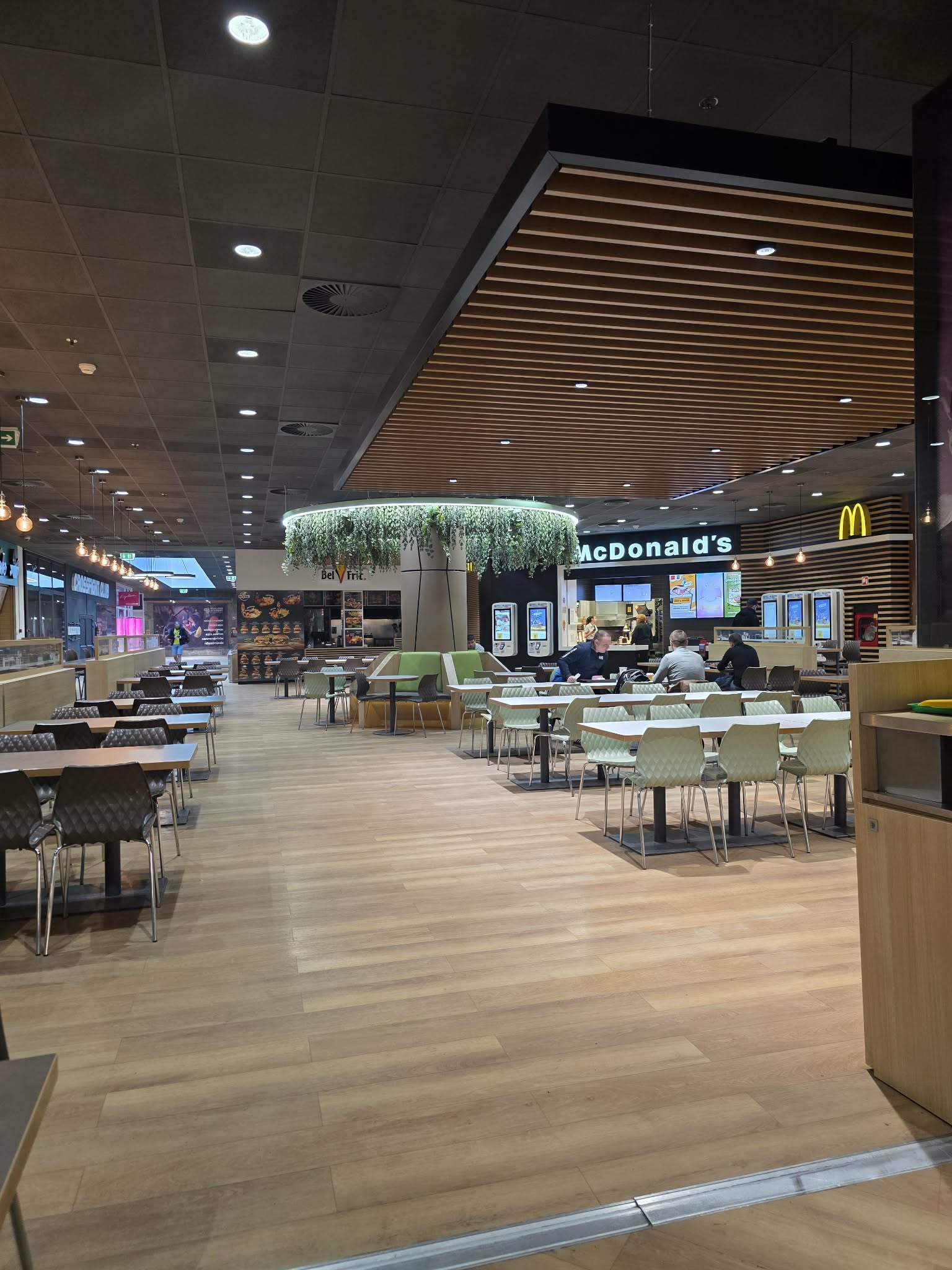 Bistro Zone Lurdy Haz 8