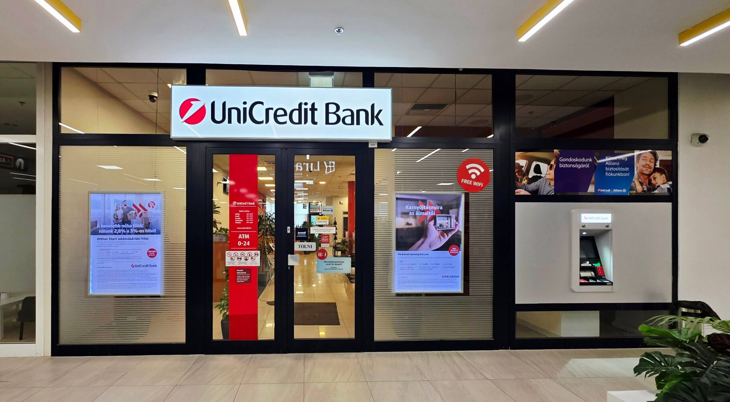 UniCredit Bank fiók a Lurdy Ház földszintjén